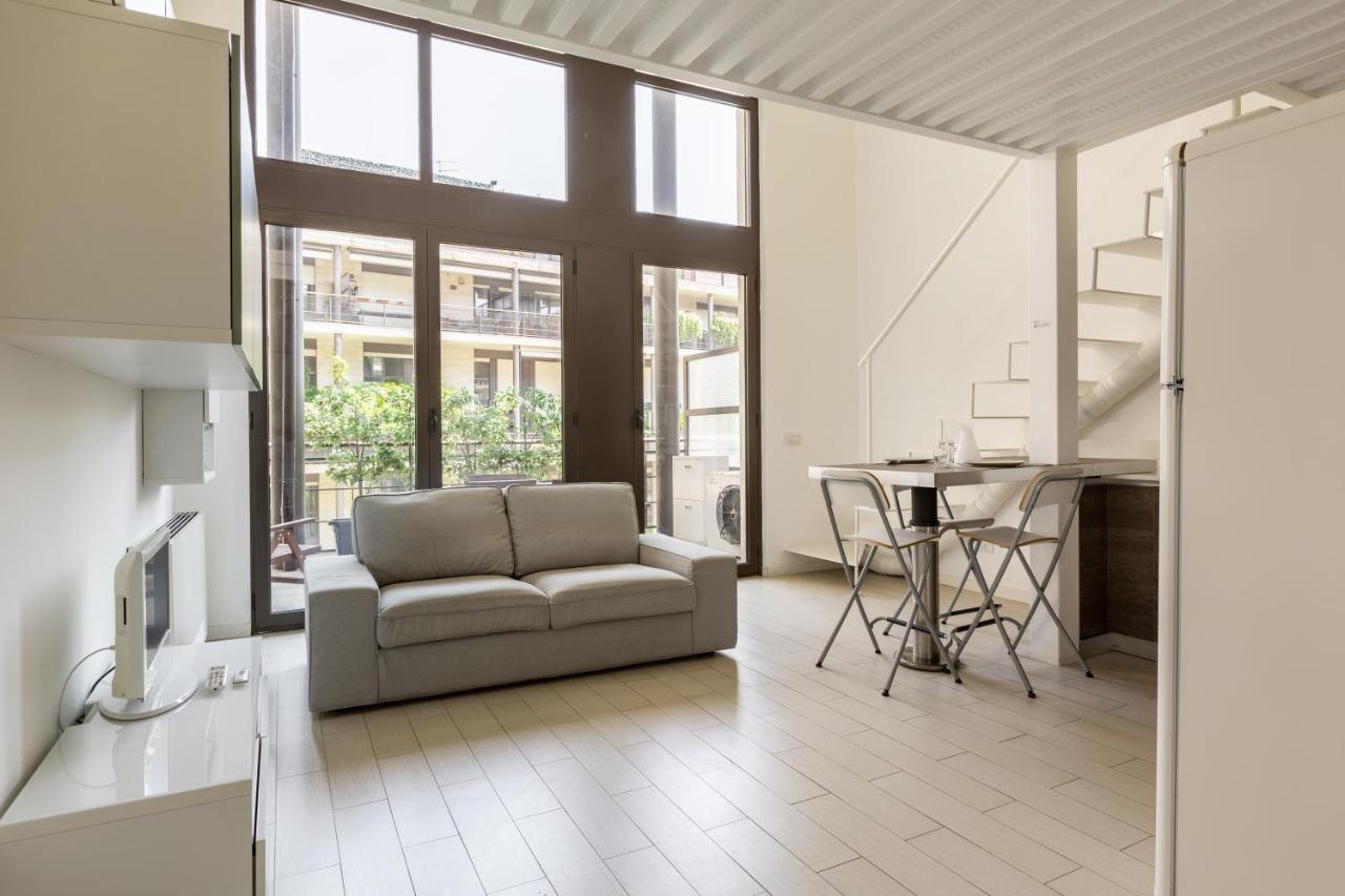 Ferienwohnung Elegant Loft With Balcony! Mailand Exterior foto